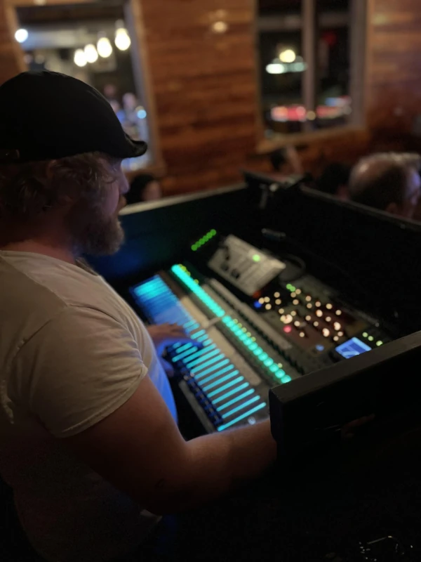 Man with keyboard performing for Speakeasy