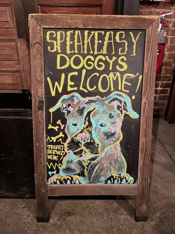 Chalk sign board saying that dogs are welcome